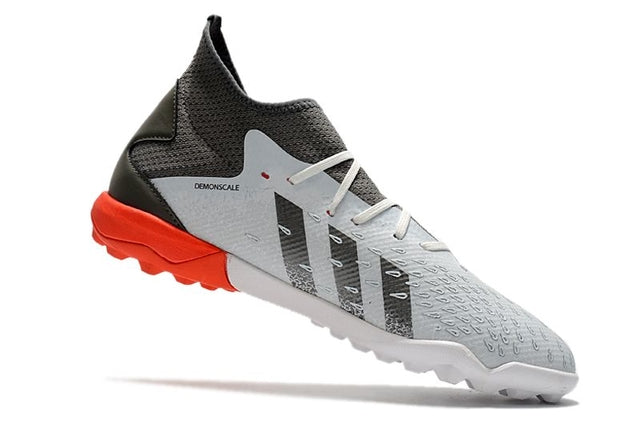 Chuteira Predator Freak. 3 Society TF "White Spark"
